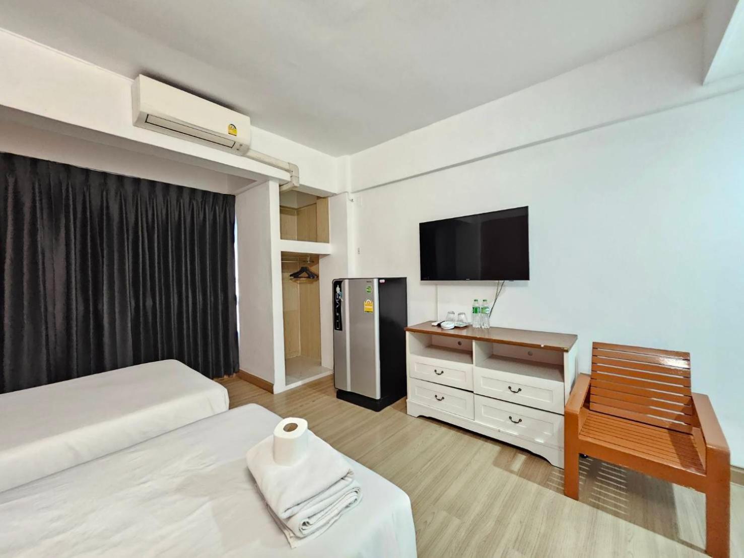 Crown Bts Nana Hotel Bangkok Exterior photo