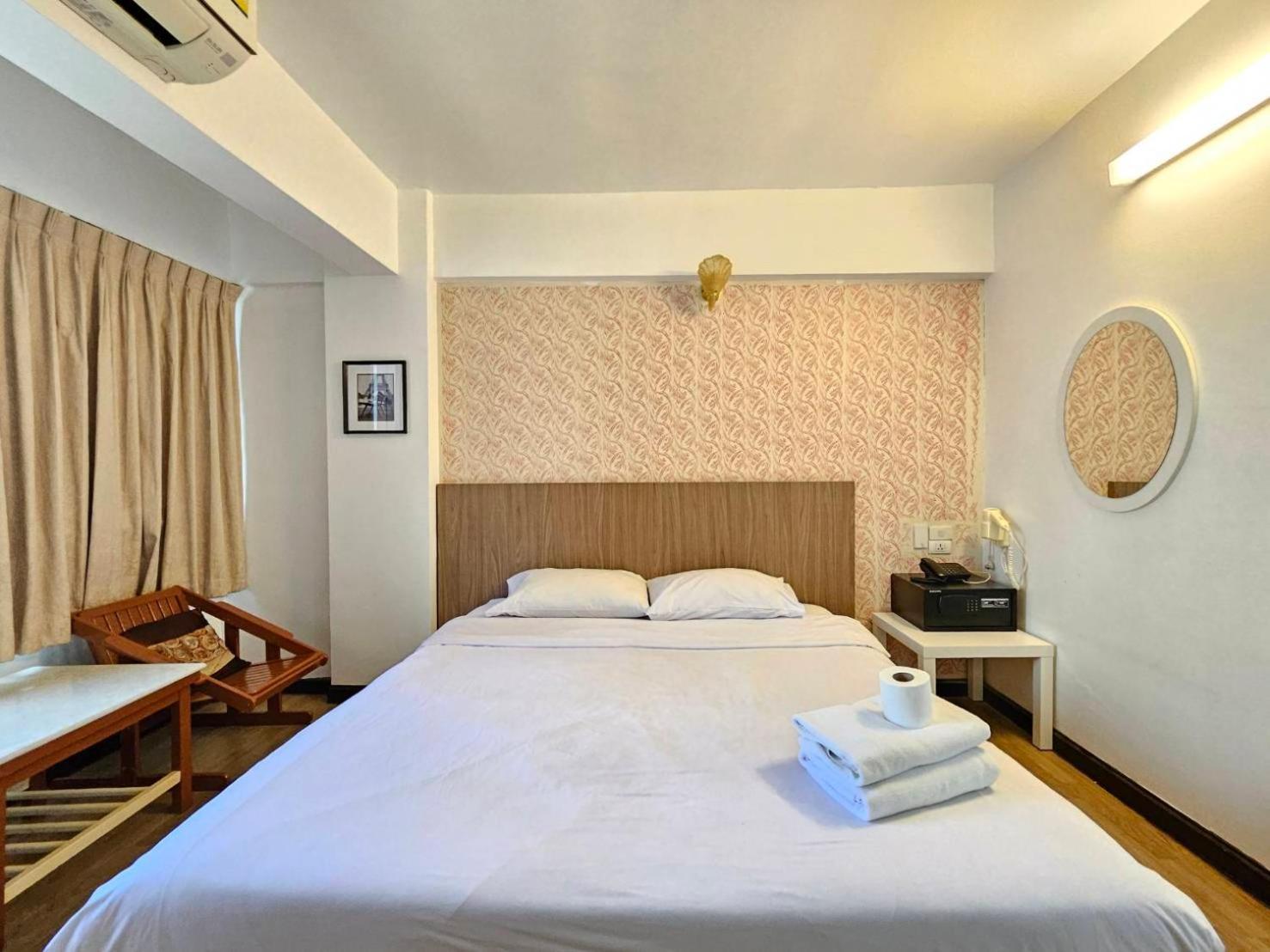 Crown Bts Nana Hotel Bangkok Exterior photo