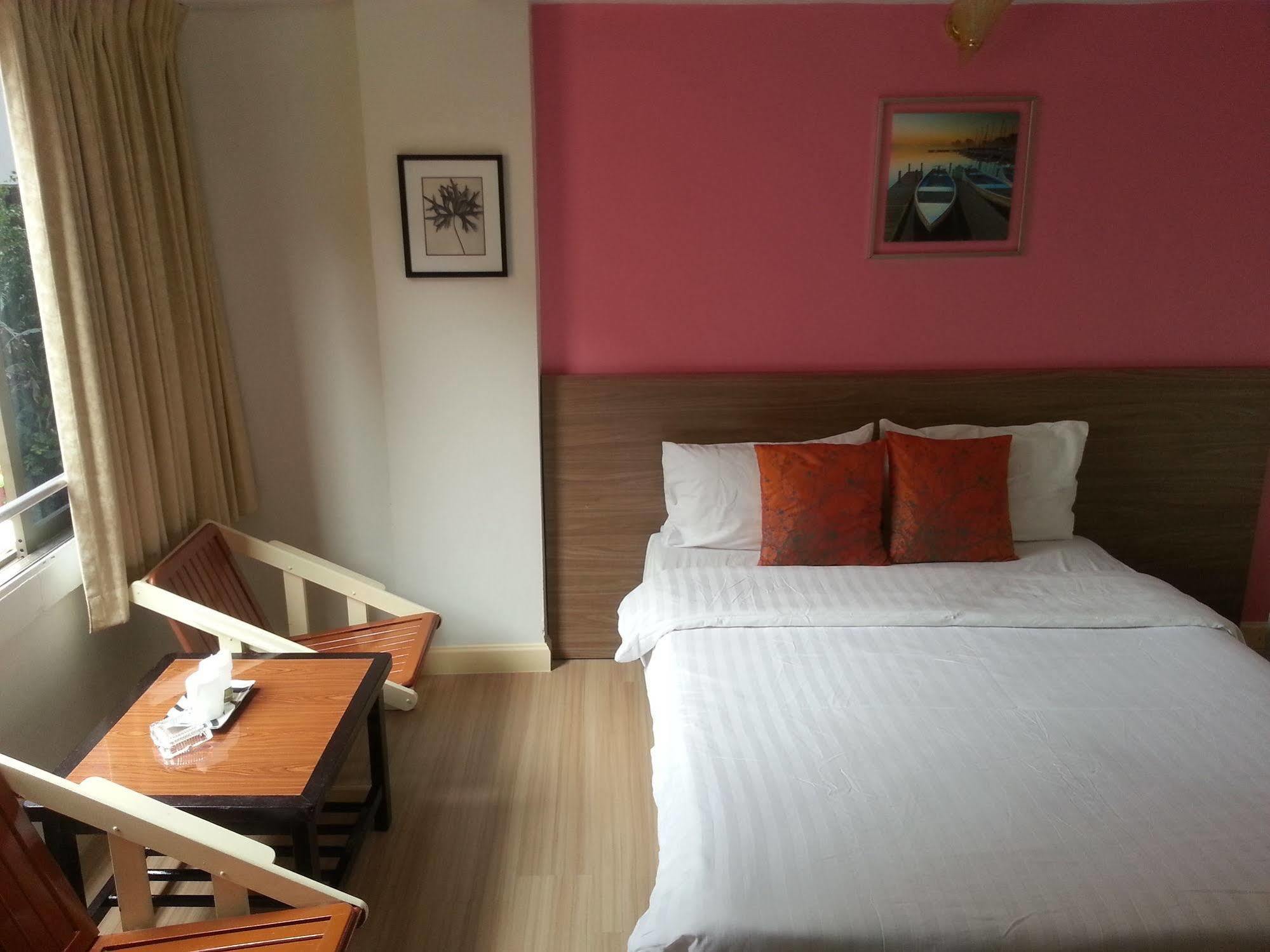 Crown Bts Nana Hotel Bangkok Exterior photo