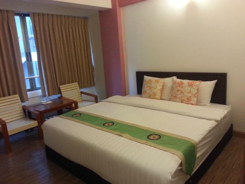 Crown Bts Nana Hotel Bangkok Exterior photo