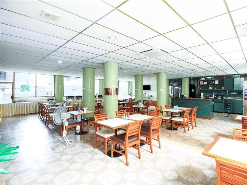 Crown Bts Nana Hotel Bangkok Exterior photo