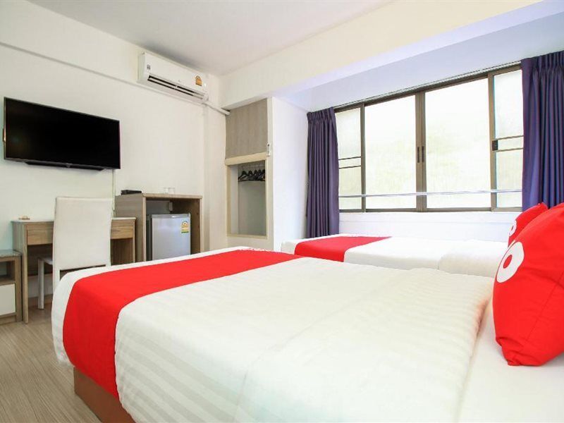 Crown Bts Nana Hotel Bangkok Exterior photo